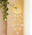 Détail d'un attrape-soleil en laiton avec lune, soleil et cristaux sous la lumière - Style Étoile Multi-chaînes Soleil Lune (Style 5)