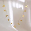 Nordische Wanddekoration aus Goldmetall mit 10 fliegenden Vögeln und Regenbogen-Anhänger - Mehrvogel Und Regenbogen Stil