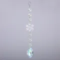 Detalle del atrapasol de copo de nieve acrílico con revestimiento AB y reflejos de arco iris - Estilo 3 (Gota de Agua)
