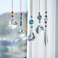 Makro-Detail von 5-teiligen Kristall-Sonnenfängern mit Regenbogenperlen und Silberketten - 5-teiliges Set / 26-33cm