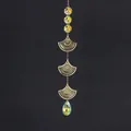 Primer plano de atrapasol con hojas de ginkgo doradas y prismas de cristal irisado - Estilo de Abanico Hueco Triple Dorado Arcoíris