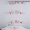 Primer plano de guirnalda de mariposas 3D rosas con purpurina para decoración de pared - Rosa
