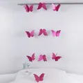 Detalle de guirnalda de mariposas 3D rosa con purpurina colgada en barra metálica - Rosa rojo