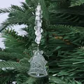 Cloche de Noël en acrylique transparent avec chaîne perlée sur un sapin vert - Cloche Style Un / Blanc Clair