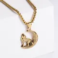 Halskette aus vergoldetem Edelstahl mit Anhänger in Form eines heulenden Wolfs und Mondes - Nur Anhänger / Gold (Keine Kette)