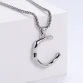 Détail macro du collier en acier inoxydable argenté avec pendentif lettre C texturé - Lettre C Argentée Pendentif Uniquement (Sans Chaîne)