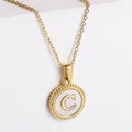 Collana in acciaio placcato oro 18k con ciondolo tondo in conchiglia e lettera C - Lettera C