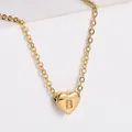 Dettaglio di una collana con ciondolo a cuore placcato oro 18K con lettera B a rilievo - Lettera B