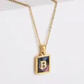 Collana placcata oro 18k con ciondolo rettangolare in conchiglia scura e lettera B - Lettera B