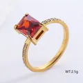 Anello da donna dorato con zircone rosso quadrato e piccoli cristalli trasparenti - US 6 / Oro