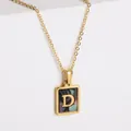 Collana dorata con ciondolo lettera D, inserto in madreperla e catena sottile a maglie - Lettera D