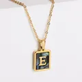 Collana in acciaio inossidabile placcata oro 18k con pendente quadrato in conchiglia E - Lettera E