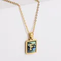 Collana in acciaio placcato oro 18k con ciondolo quadrato in madreperla e lettera F - Lettera F