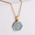 Collana con pendente esagonale in oro 18k con madreperla blu e lettera B dorata - Stile B