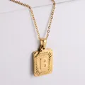 Collana con ciondolo rettangolare in acciaio inossidabile placcato oro 18k e lettera B - Lettera B