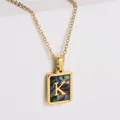 Collana in acciaio inossidabile placcata oro 18k con inserto in madreperla e lettera K - Lettera K