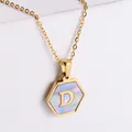 Collana esagonale in acciaio placcato oro 18k con conchiglia blu e lettera D - Stile D
