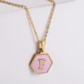 Collier plaqué or 18 carats avec pendentif hexagonal en nacre rose et lettre F - Or-F