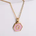 Collier hexagonal plaqué or 18 carats avec incrustation de nacre rose et pendentif lettre G - Or-G