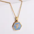 Collana esagonale placcata oro 18k con lettera F e intarsio in conchiglia blu - Stile F