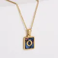 Collana placcata oro 18k con ciondolo rettangolare in conchiglia blu e la lettera O - Lettera O