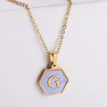 Collana esagonale in acciaio inossidabile dorato con lettera G e inserto di madreperla - Stile G