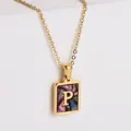 Collana placcata oro 18k con ciondolo quadrato in conchiglia viola e lettera P - Lettera P