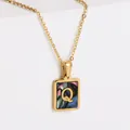 Elegante collana placcata oro 18k con ciondolo quadrato in conchiglia e lettera maiuscola Q - Lettera Q