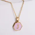 Pendentif hexagonal plaqué or 18k avec nacre rose et détail de la lettre J élégante - Or-J