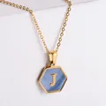 Collana placcata oro con ciondolo esagonale in madreperla blu e lettera J incisa - Stile J