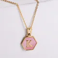 Collier doré 18k avec pendentif hexagonal en nacre rose et la lettre K gravée - Or-K