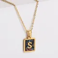 Collana in oro 18k con pendente quadrato in madreperla scura e lettera S dorata - Taglia S