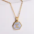 Collana esagonale placcata oro 18k con lettera K e inserto in madreperla - Stile K