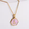 Collier hexagonal plaqué or 18 carats avec nacre rose et pendentif lettre L - Or-L