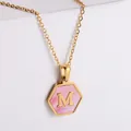 Collier hexagonal plaqué or 18 carats avec nacre rose et initiale M personnalisée - Or-M