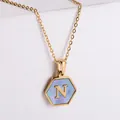 Collana esagonale in acciaio placcato oro 18k con inserto in conchiglia viola e lettera N - Stile N