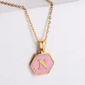 Pendentif hexagonal plaqué or 18k avec incrustation de nacre rose et lettre N dorée - Or-N