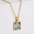 Collana con ciondolo quadrato lettera V placcata oro 18k e madreperla colorata - Lettera V