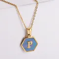 Collana placcata oro 18k con pendente esagonale in madreperla blu e lettera P - Stile P