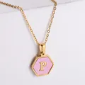 Collier minimaliste en or 18k avec pendentif hexagonal en nacre rose et lettre P - Or-P