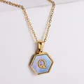 Collana minimalista placcata oro 18k con madreperla e ciondolo esagonale lettera Q - Stile Q