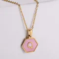 Collier doré 18 carats avec pendentif hexagonal en nacre rose et lettre Q - Or-Q
