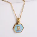 Collana esagonale in acciaio inossidabile placcato oro con madreperla blu e lettera R - Stile R