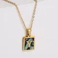 Collana placcata oro 18 carati con pendente quadrato in madreperla e lettera Y maiuscola - Lettera Y