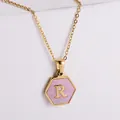 Collier plaqué or 18k avec pendentif hexagonal en nacre rose et lettre R dorée - Or-R