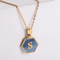 Collana esagonale in acciaio placcato oro 18k con conchiglia blu e lettera S - Stile S