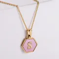 Collier hexagonal plaqué or 18 carats avec nacre rose et pendentif lettre S - Or-S
