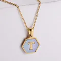 Collana esagonale in acciaio inossidabile placcato oro 18k con madreperla viola e lettera T - Stile T