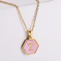 Collier plaqué or 18k avec pendentif hexagonal en nacre rose et lettre T - Or-T