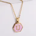 Collier plaqué or 18 carats avec pendentif hexagonal en nacre rose et lettre U - Or-U